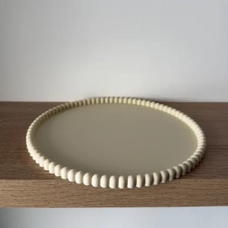 Elegancka Tacka Ozdobna, Podstawka z Ryflami